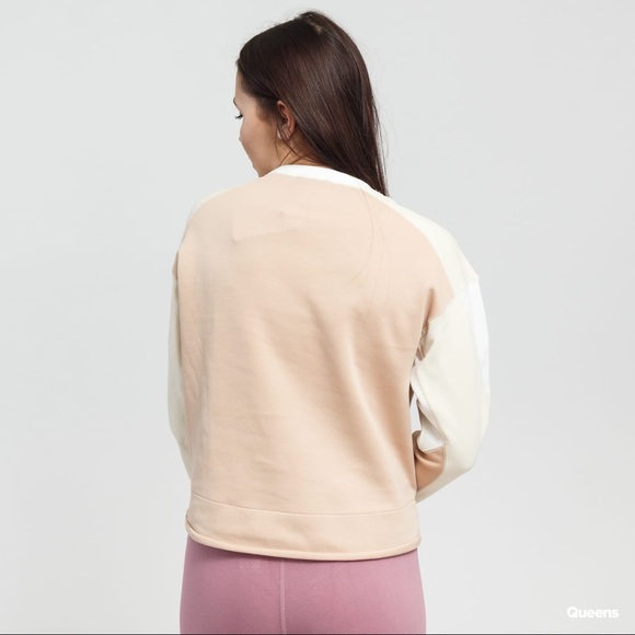 ❌SOLD❌Nike Women’s Sportswear Crop Sweatshirt - Picture 2 of 5